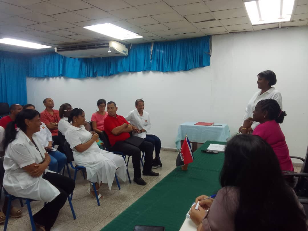 Hoy sostuvimos un encuentro con el colectivo del Banco Provincial de Sangre Renato Guitart Rosell, un equipo decisivo para impulsar los resultados del Programa de Donaciones Voluntarias de Sangre en #SantiagoDeCuba.
#GenteQueSuma