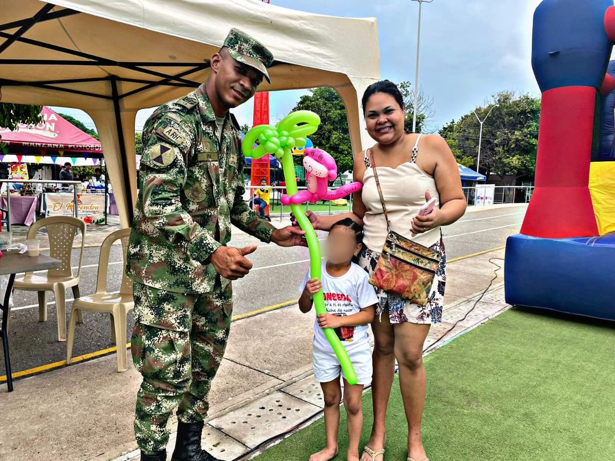 Ejercito_Div1's tweet photo. El @COL_EJERCITO y #FeEnColombia apoyaron el Encuentro Empresarial Expoguajira en Fonseca, #LaGuajira. Con nuestras herramientas y capacidades de Acción Integral acompañamos a los emprendedores de este municipio.

#NuestroCompromisoEs🇨🇴 https://t.co/jWIZZL62XW