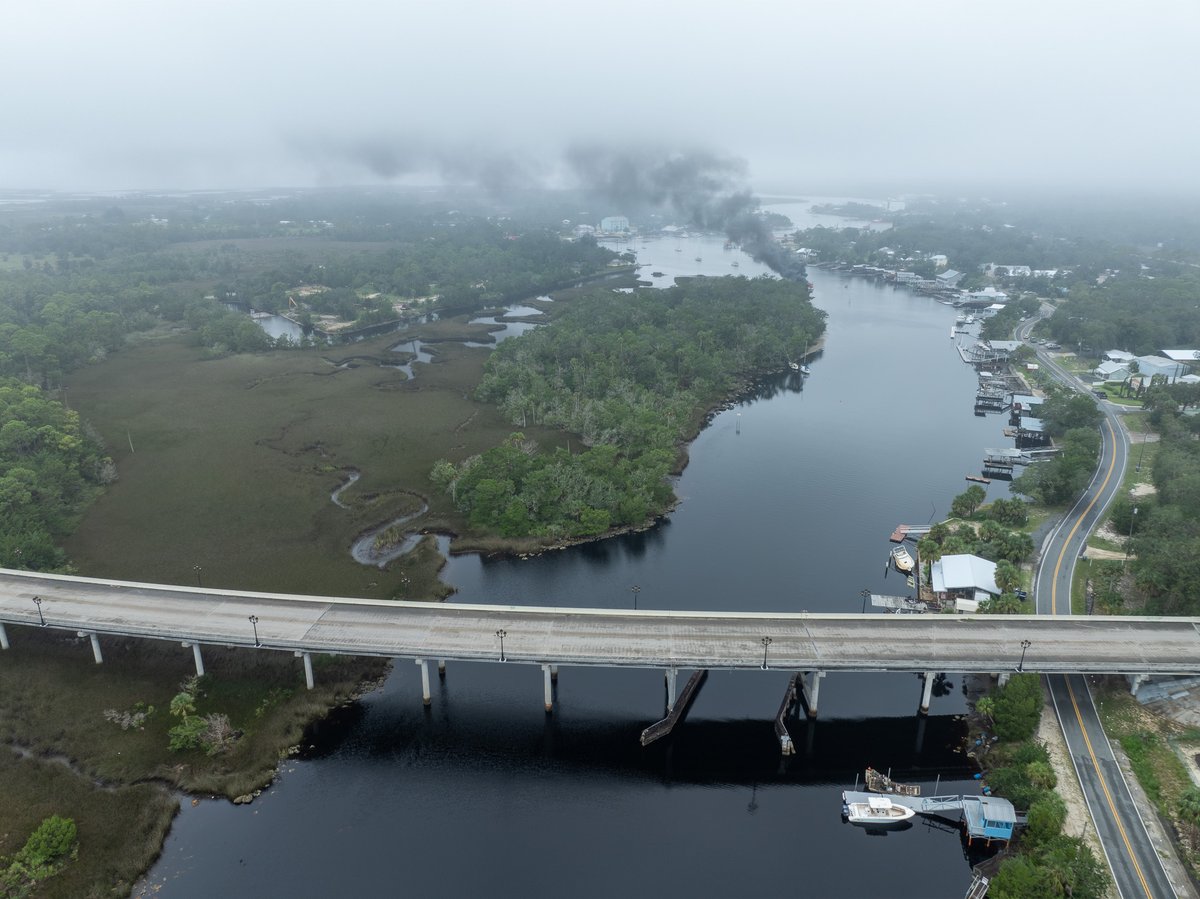 steinhatcheecom's tweet photo. Steinhatchee River boat fire. I have heard everyone is safe. #steinhatchee #boatfire https://t.co/yOChWouLCm