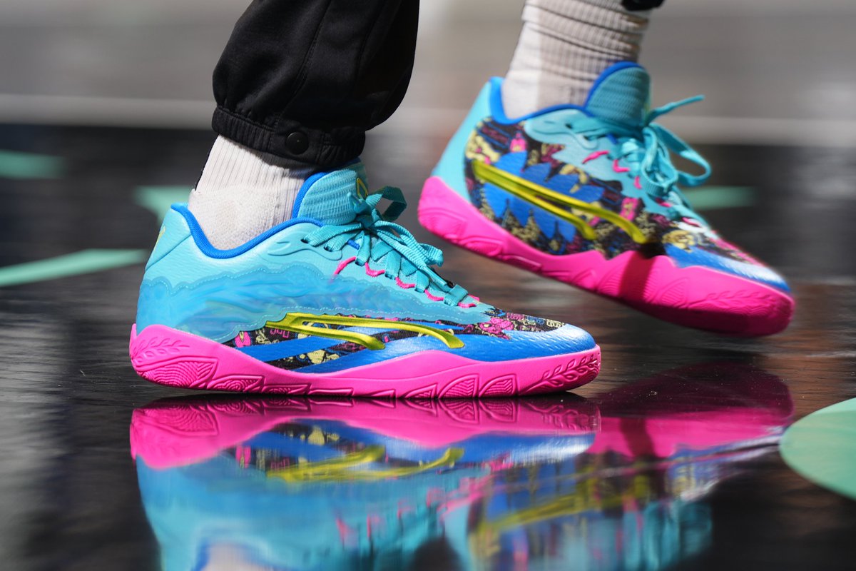 HOOPmag's tweet photo. Stewie 3 "Midnight in Tokyo" ⏩ Sabrina 2 Oregon Ducks PE ⏩ Jordan ? ⏩ LeBron 21 "The World is Your Oyster" ⏩ Kobe 6 Protro "Concord" ⏩ Tatum 2 "Red Cement" ⏩ Zion 3 ⏩ MB.01 "Thermal" ⏩ Luka 3 "Blurred Vision"
#WNBAKicks https://t.co/2XHeC22SnE