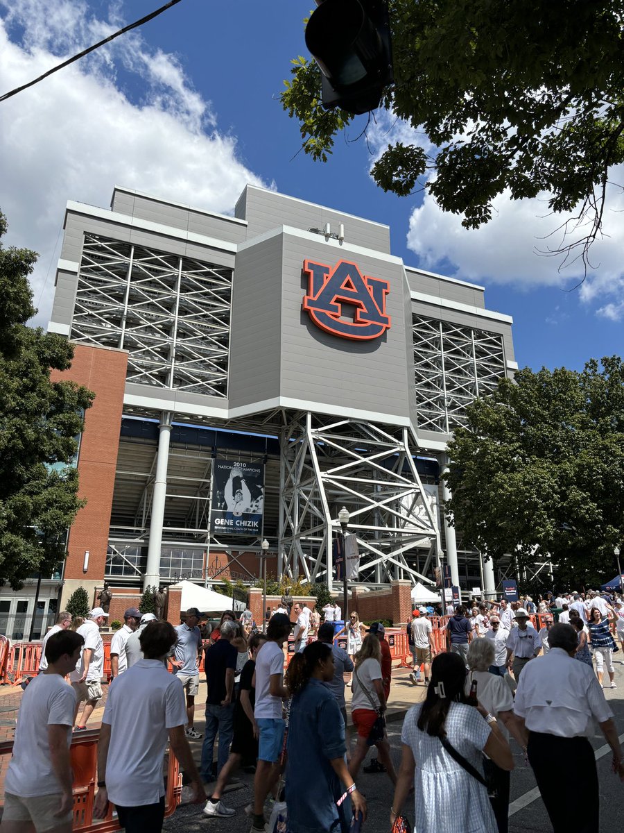JRocks510's tweet image. #CalBurners rolled deep &amp;amp; Hella loud in the dirty-dirty @AuburnU made #SweethomeAlabama #BearTerritory @CalFootball Thanks to the many for their Southern hospitality (a few young hecklers)! Tried to get the waitress to play #CaliforniaLove-settled on #NotLikeUs lol