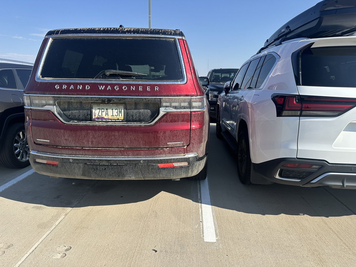 ss_telecombum's tweet photo. @DENAirport  it’s time to give tickets for crappy parking.  Already a parking issue.  Let’s educate ppl. https://t.co/j8G9G8DSeo