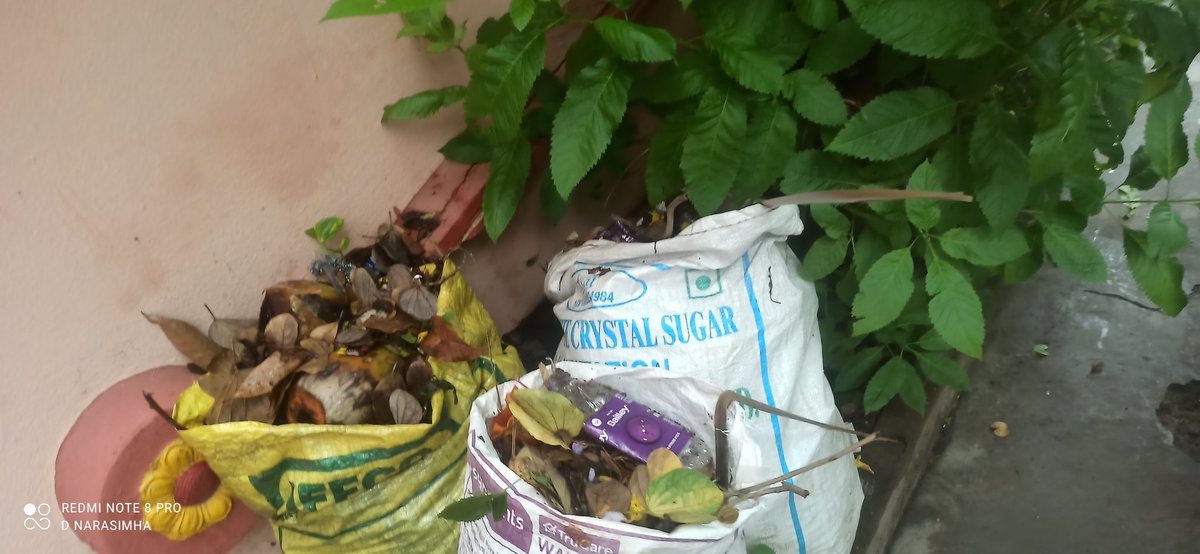 dnarsimuluseo's tweet photo. GHMC కమీషనర్ గారికి నమస్సులు, విషయం ఏమనగా గత రెండు నేలలుగా రోడ్లు వూడ్చి జమచేసిన చెత్తను తీసుకువెళ్లకుండా అలాగే ఉంచుతున్నారు, ఊడ్చే ఆ���ెను అడుగుతే తీసుకువెళ్లే అతనికి ఎన్నో సార్లు చెప్పాను కానీ తాను తీసుకువెళ్లడం లేదు అని అంటుంది. https://t.co/1M3wK9aTjM