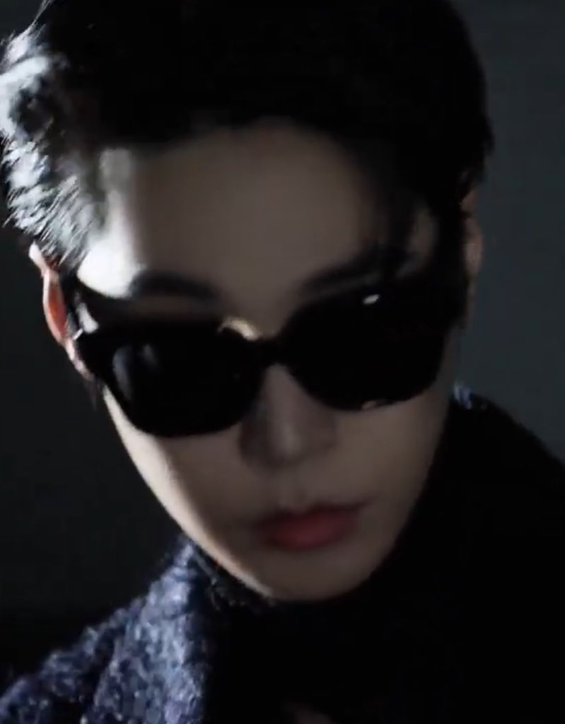 d0d0Rj's tweet image. 도영이 선글라스 끼니까 옆에 토끼랑 다른게 없잔나