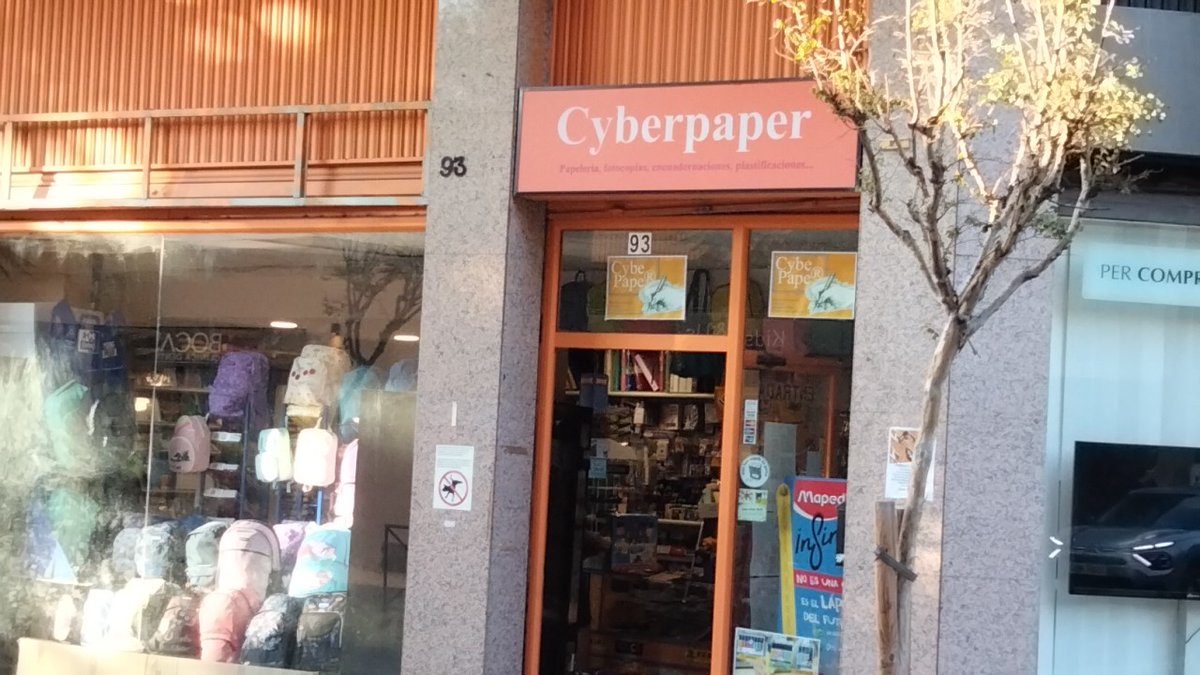 Cada vegada que passo per davant aquesta botiga penso: quan acabi el meu llibre el portaré a imprimir aquí, si encara existeix el negoci #llibrejoc #projecteinterminable