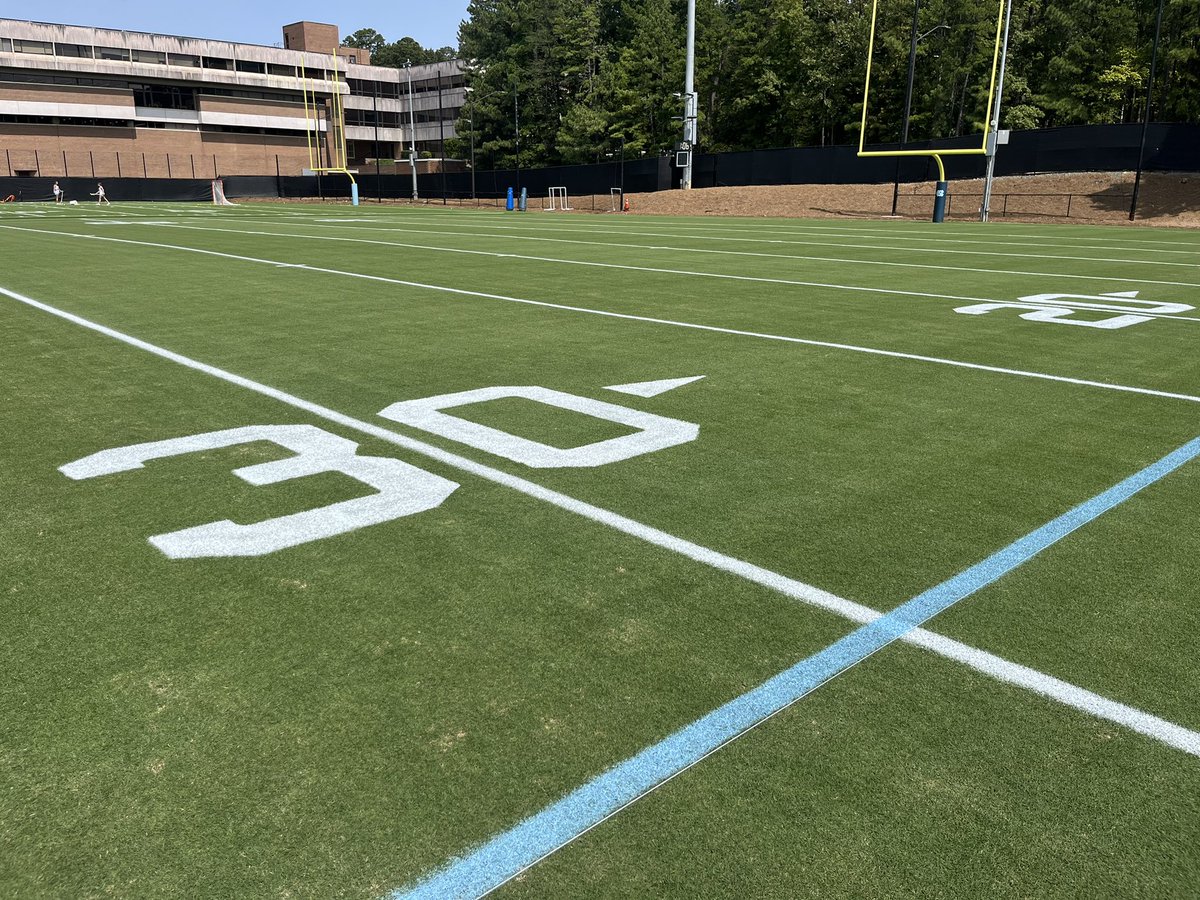 Tar_Heels_Turf's tweet image. Temps have cooled off the last two weeks, but the Latitude 36 is still holding its color 💪