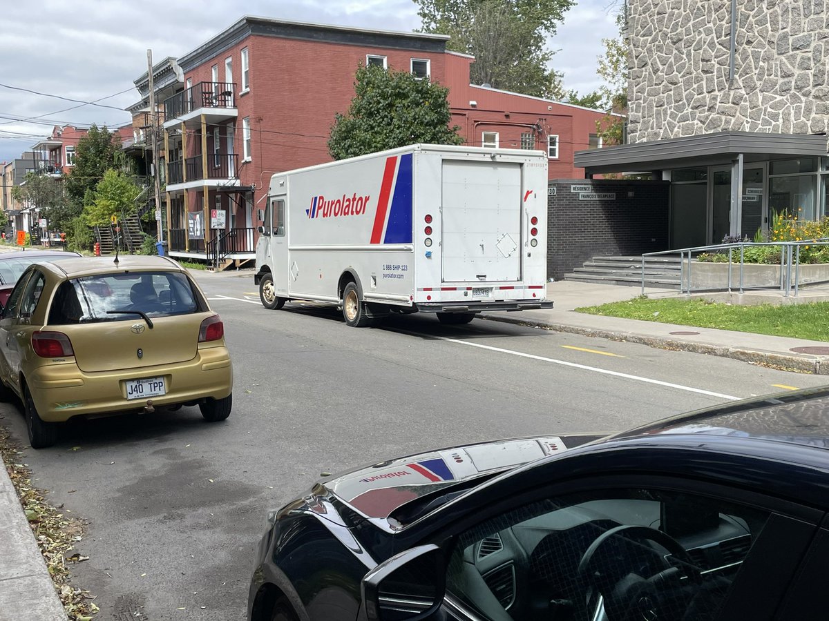 QuirionJF's tweet photo. 9 septembre, 12h55, face au 730, 8e avenue, Limoilou (Québec) bloquant 90% de la piste cyclable alors qu’il y a de l’espace de l’autre côté de la rue. @PurolatorHelp @PurolatorInc @postescanada #DansMaPiste https://t.co/MWGZSkw92w