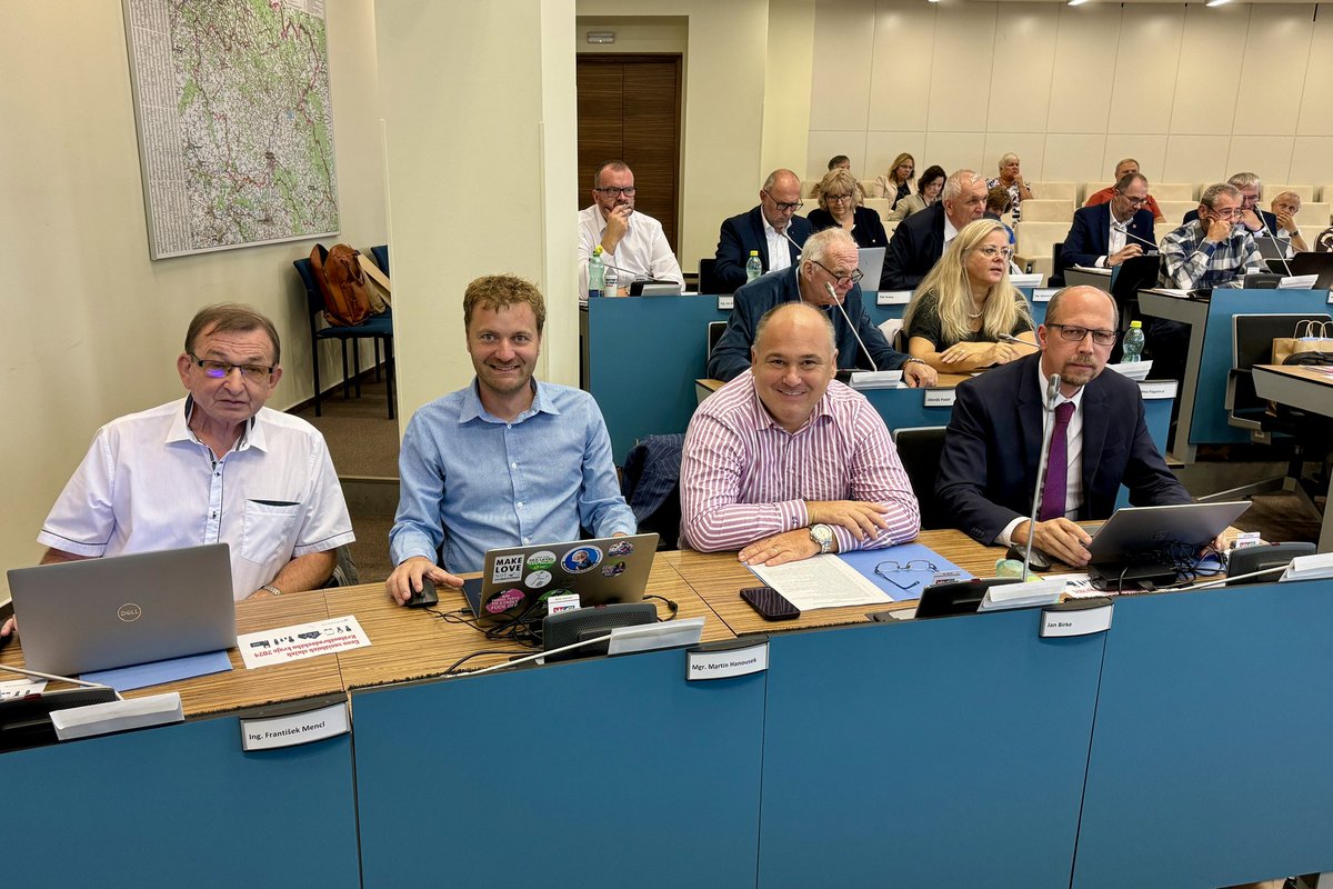 Poslední krajské zastupitelstvo v tomto volebním období. Trochu mne to i dojalo 🙂 Snažil jsem se 4 roky hájit zelený program, věřím, že důstojně a viditelně. Dávalo mi to smysl a rád budu pokračovat dál 😉 Tak koukejte v Královéhradeckém kraji volit PRO KRAJINU č. 40 👍