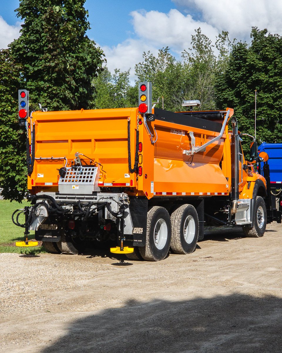 vikingcives's tweet photo. This new Proline build features an innovative solution for a customer using our rear discharge equipment. The dual spinner configuration helps contend with strong crosswinds by allowing material to be spread upwind, resulting in more accurate placement on the road. https://t.co/ObloqfPNg6