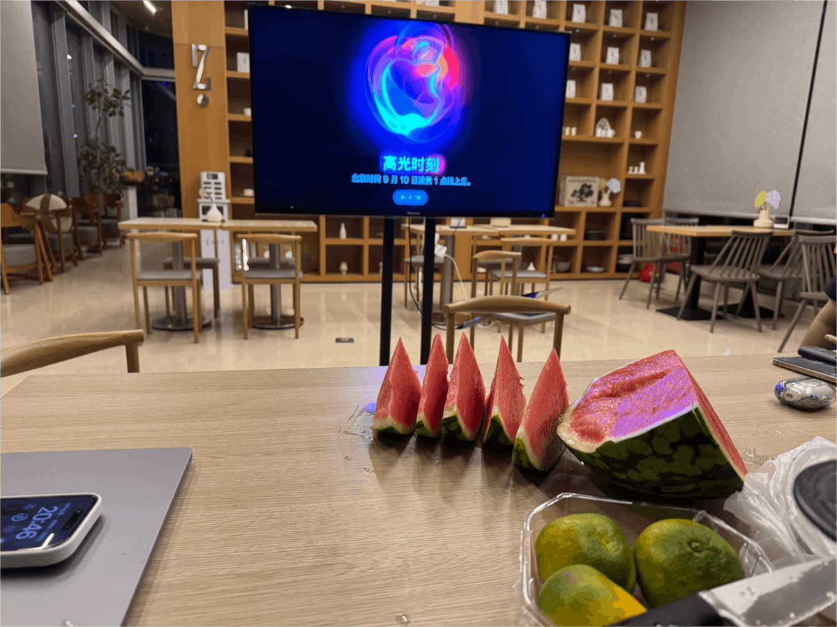 hzlzh's tweet photo. 🍉 和深圳的小伙伴们一起熬夜看发布会，真棒！
第一次办线下活动，大家都的太有趣了，根本不够聊 ~ ❤️ https://t.co/nn4w2GzJrg