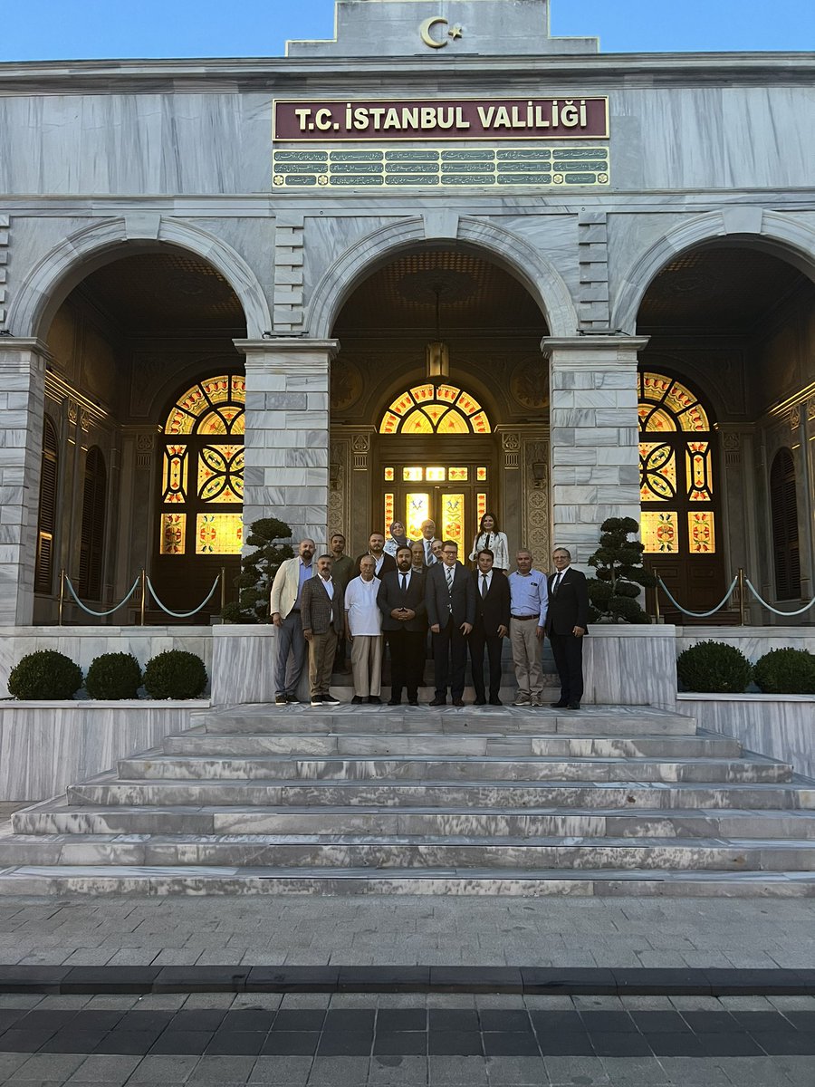 İstanbul Manisalılar Platformu  Başkanı Serhan AKKOYUN Yönetim kurulu üyeleri ile Sayın İstanbul Valimiz  <a href="/gul_davut/">Davut GÜL</a>  beyfendiyi ziyaretini gerçekleştirdi.