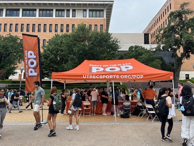 BSNSPORTS's tweet photo. 🤘 We had a blast at the Party on the Plaza with Texas Rec Sports  🤘  So much energy, so many awesome students, and tons of free swag! 🙌 Did you stop by our booth?  #PartyOnThePlaza #UTAustin #BSNSPORTS https://t.co/QpJKRlHRn0