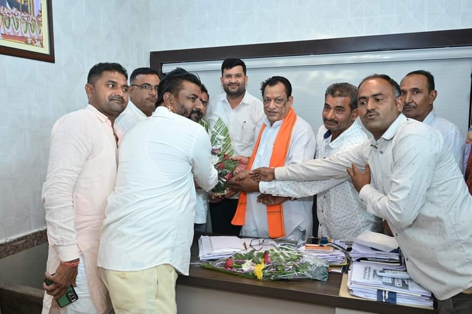 जनता की समस्याओं का समाधान और जनसेवा हमारी प्राथमिकता है।

इसी क्रम में आज राजकीय आवास पर देवतुल्य जनता से आत्मीय भेंट की और उपस्थित नागरिकों की समस्त समस्याओं को ध्यानपूर्वक सुना। प्रत्येक मुद्दे पर गहन चिंतन किया और समस्याओं के निवारण हेतु संबंधित अधिकारियों को तत्काल आवश्यक