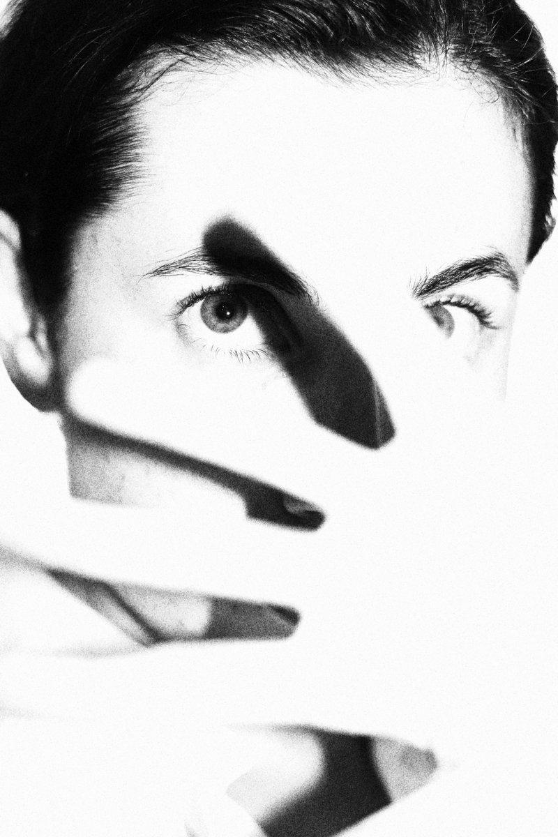 "Brulée dans l'ombre"
Preview d'une toute nouvelle série qui va arriver demain sur Patreon 🫶

Vous aimez la photographie noir et blanc ? 🌓

#Mondaymotivaion #PhotographyIsArt #France