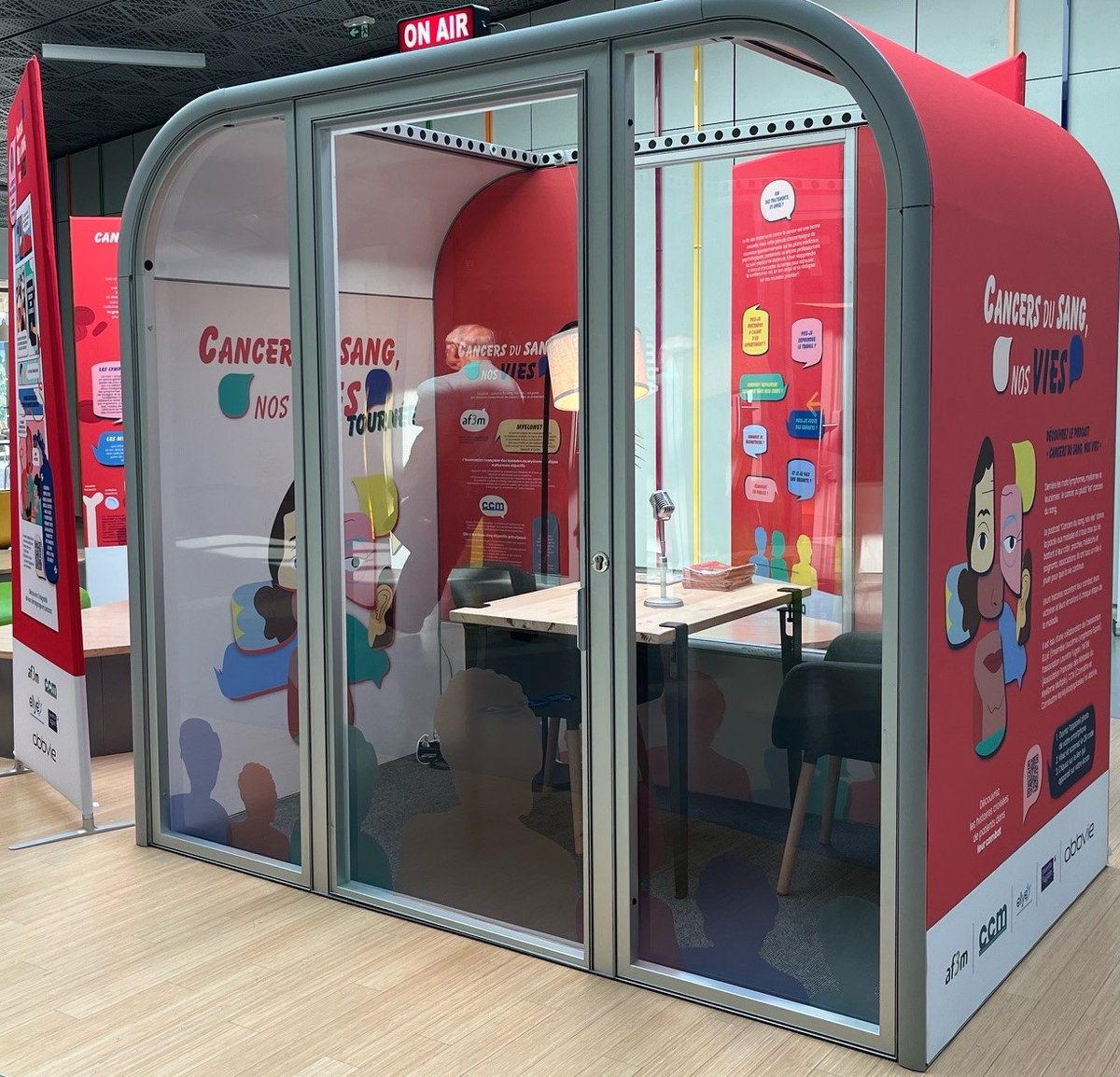 AssoELLyE's tweet photo. 🚌 🎙️Le podcast mobile "Cancers du sang, nos vies" continue sa route en ce #MoisDesCancersDuSang et s'arrête 📍 aujourd'hui à @HopSaintLouis.  Concerné par un #cancer du sang ? Enregistrez votre message de soutien jusqu'au 13 sept. 🎧 https://t.co/J853JFg1jt https://t.co/nvkekVDM7R