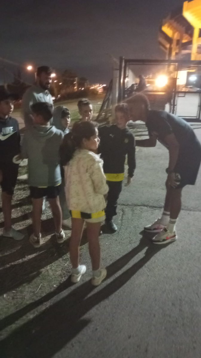 m_yepez27's tweet photo. @RobertoSedinh17 @Futbol_APV Te falta comprensión lectora. No estoy diciendo que es el ejemplo de los niños del mundo, pero si hay muchísimos niños en Uruguay que lo admiran como jugador y aún más por la persona que es. Aquí hay unos hinchas de Peñarol que se acercaron a pedirle una foto y dejarle un msj🙏🏽. https://t.co/OlyZMJ9bC9