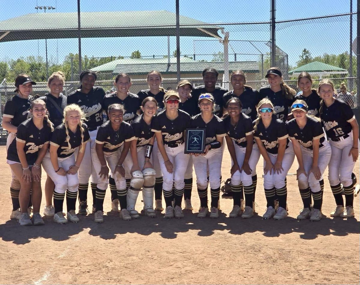 hannah202507's tweet photo. Joplin tourney champs 2 times in a row!!!
So proud of this team and had a great weekend!

Weekend stats:
IP:13
1 run allowed
15 SO
.538 ERA
OPP BA: .174

@UTEPSoftball @CoachTJHubbard https://t.co/H9rI77kOs8