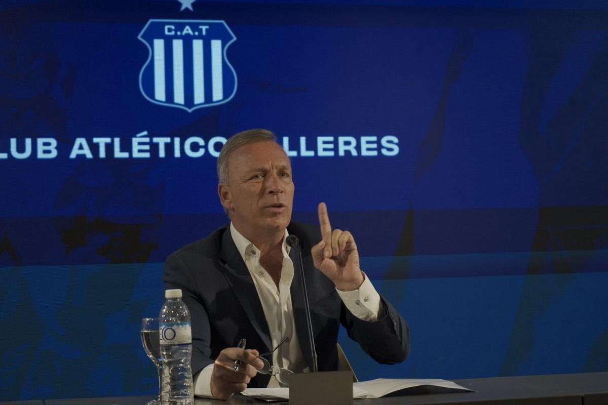 Nunca en mi vida vi algo así. NUNCA.

No sé en otro país, pero acá, en mis 28 años, no recuerdo una sola conferencia de prensa de este estilo.

Andrés Fassi hablando, ante los ojos del fútbol argentino, sin filtro alguno y dándole un mensaje claro y contundente al presidente de