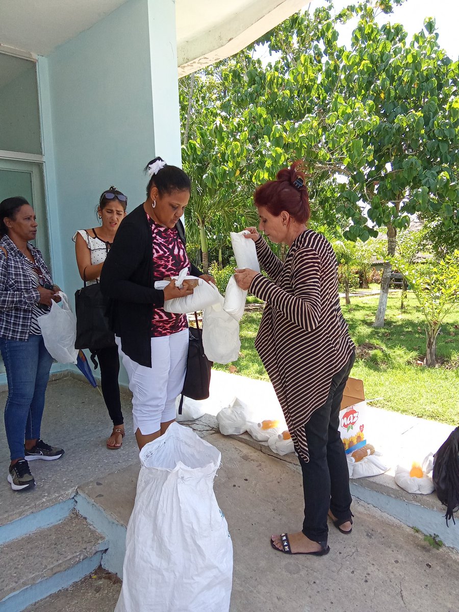 Como parte de la  Estrategia de Atención y Estimulación al personal docente se entrega un módulo de alimentos por parte de la MIPYME Don Moreno de #Guane #PinardelRío