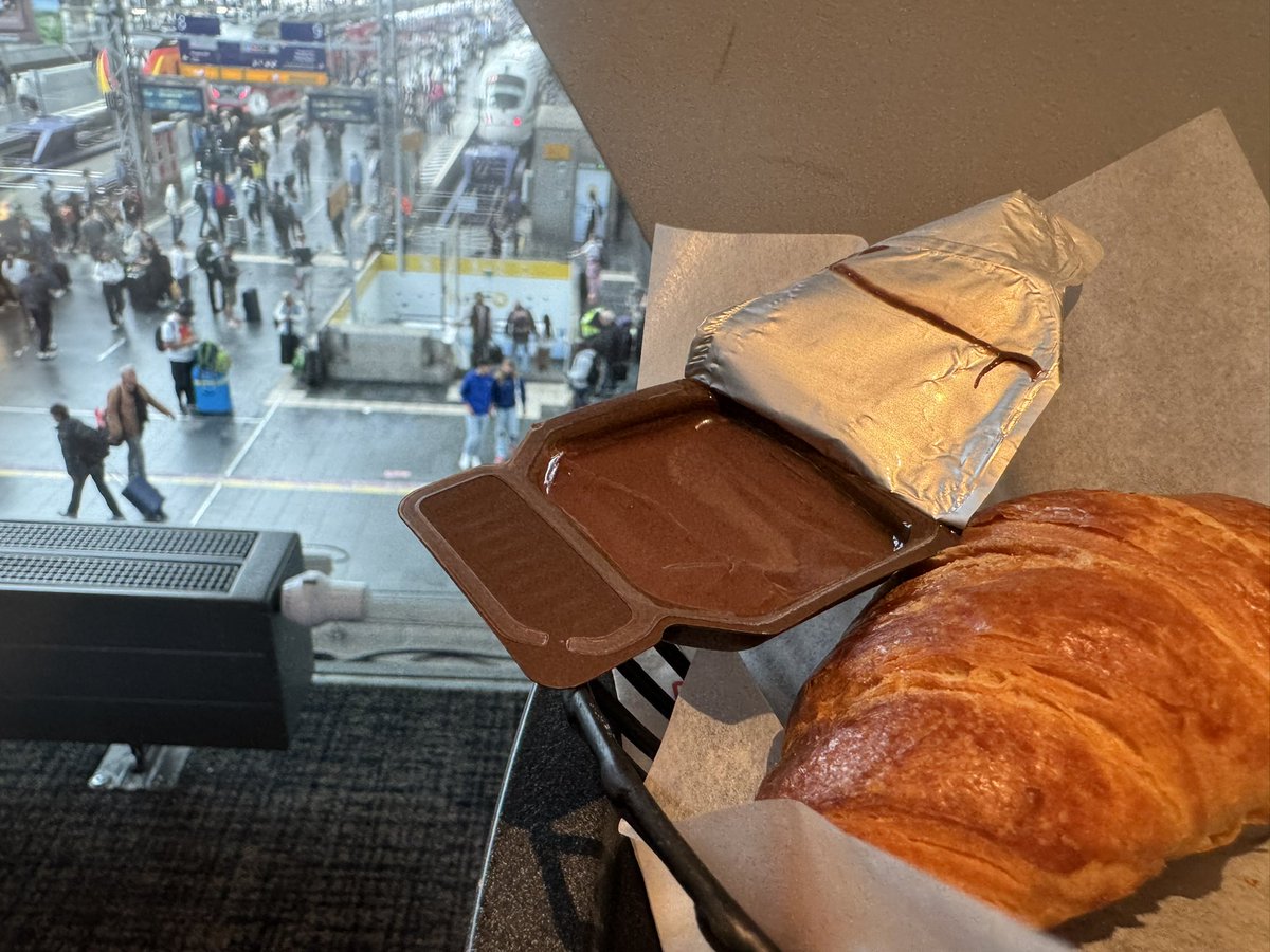 nimmerfroh's tweet photo. Ich finde ja, Schokocrème geht eigentlich immer. #DBLounge https://t.co/ku2qZfGkQx
