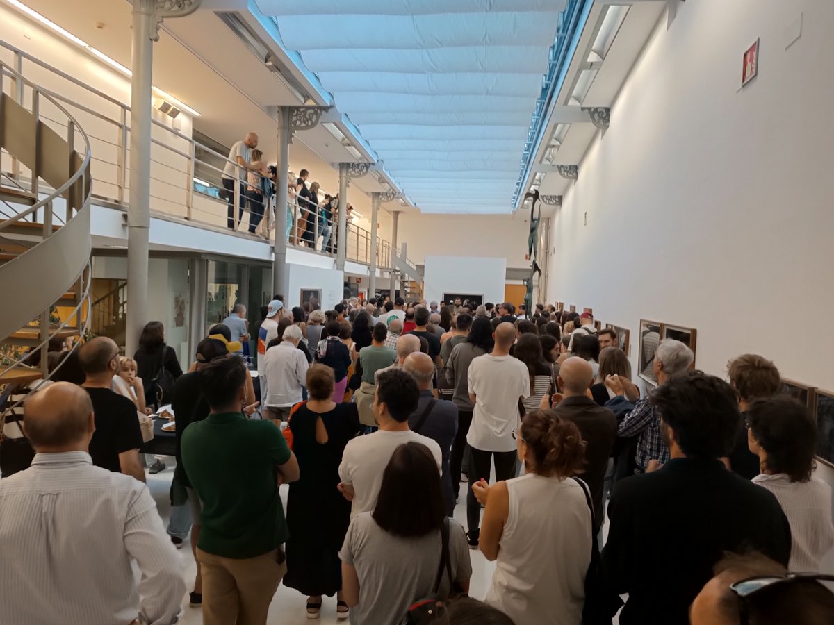 Vaia cheo na presentación de «Habitar o baleiro»!
Podedes ver a exposición no centro cultural Marcos Valcárcel.
Parabéns, <a href="/brais_lorenzo/">Brais Lorenzo</a>, <a href="/claudiamoran90/">Cláudia Morán Mato🍉</a> e demais colaboradores deste gran proxecto.
Non perdades a mostra.