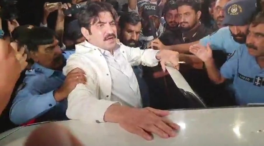 sherafzalmarwat's tweet photo. یہ اپنی مرضی سے سوچتا ہے، اسے اٹھا لو
اٹھانے والوں سے کچھ جدا ہے، اسے اٹھا لو
وہ بے ادبی سے پہلے جن کو اٹھا لیا تھا، وہ ان کے بارے میں پوچھتا ہے-- اسے اٹھا لو
اسے کہا تھا، جتنا ہم دکھائیں بس اتنا دیکھو، لیکن یہ مرضی سے دیکھتا ہے-- اسے اٹھا لو
یہ پوچھتا ہے کہ امن عامہ کا مسئلہ کیوں،
یہ امن عامہ کا مسئلہ ہے، اسے اٹھا لو! ✌️💚❤️🇵🇰