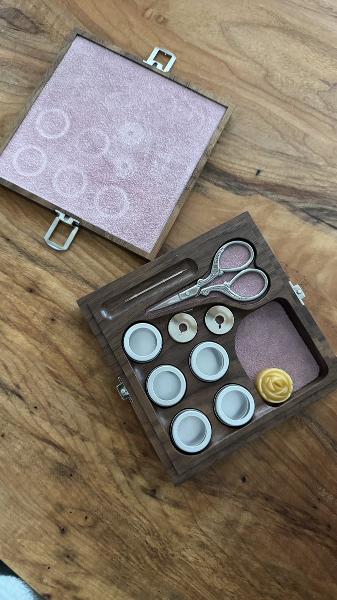 CaronMetis's tweet photo. Eeeeeee, this just arrived! I’m proud to finally own a travelling bead kit made by mi kouzaen, Arlo Henry (my mom’s family - Henry’s). Love the special details, and going to have it with me when I go to residency at Banff! 🤩🔥
@BeadSpiller
#woodart #beadlife https://t.co/SAm9ViB4qx
