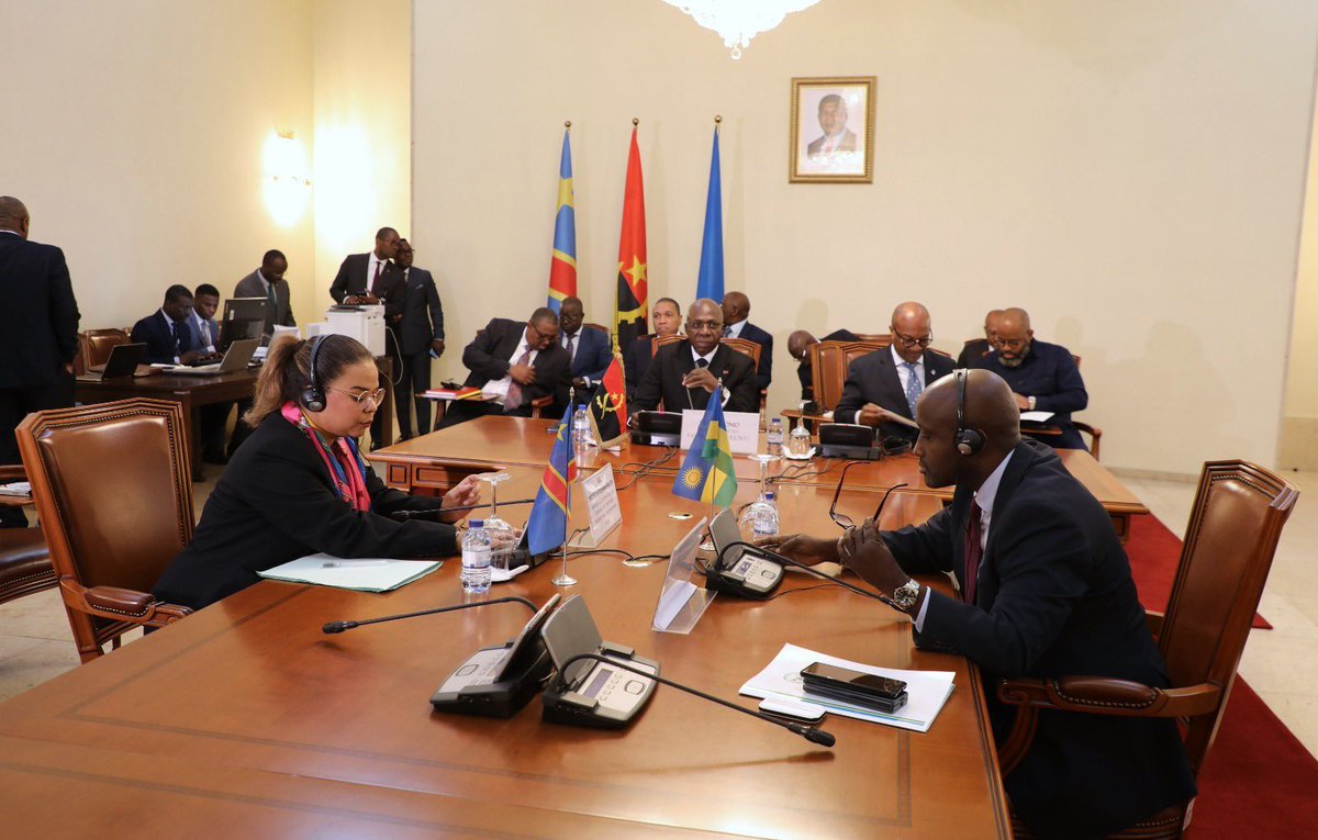 BonheurMuamba4's tweet photo. La délégation de l’état terroriste du Rwanda est absente pour ce premier jour de rencontre des services de sécurité des parties au conflit RDC_Rwanda

Le terroriste Paul Kagame est pris dans le piège !

Apres avoir reconnu la présence de son armée en RDC et le refus de Kinshasa de négocier avec les terroristes M23, Paul Kagame se retrouve dos au mur à Luanda face à son engagement signé avec Félix Tshisekedi devant le Président angolais

Sur terrain les combats ont repris et l’armée congolaise libére les villages