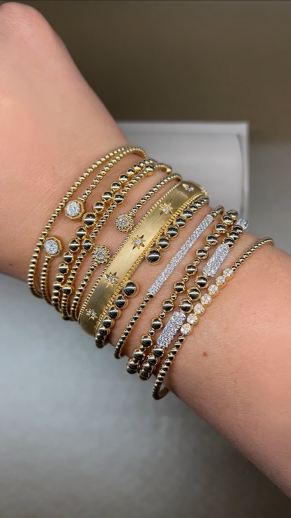 JandSJewelers's tweet image. Making our bracelet dreams become reality.✨
💎: @gabrielandco 

#JamesAndSons #GoldBracelet #WristStack #BraceletStack #GoldJewelry #DiamondBracelet