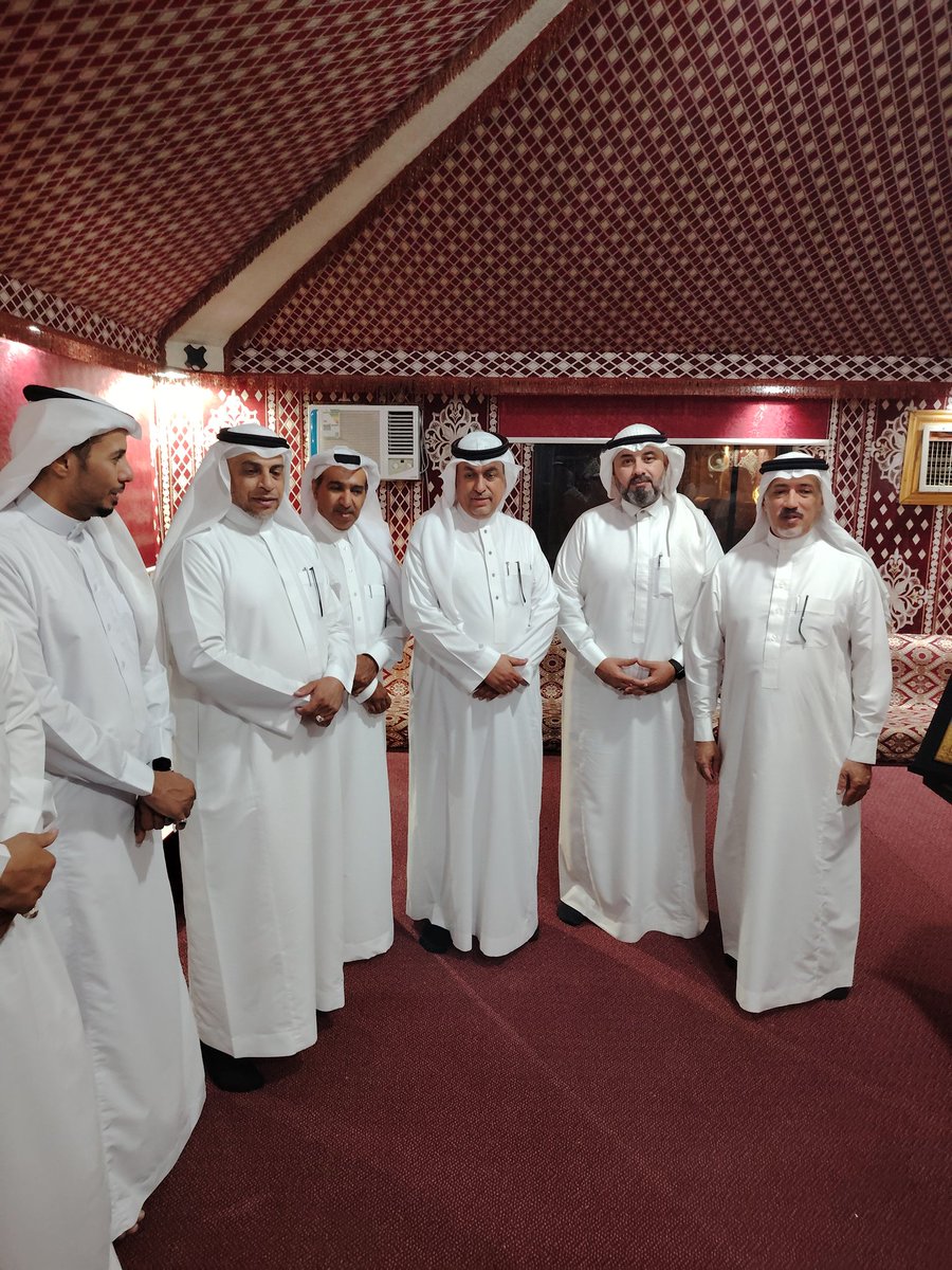 frsalharbi's tweet photo. في لمسة وفاء أقام قسم اللغة الإنجليزية حفل بمناسبة تقاعد سعادة المشرف التربوي الأستاذ محمد حسينون مشرف اللغة الإنجليزية بمكتب تعليم العوالي، حضر الحفل جميع مشرفي اللغة الإنجليزية في #تعليم_المدينة_المنورة
سوف نفتقدك كثيراً يا سوبر، نعم الأخ والزميل الوفي.
@MOE_MDI
@MOE_MDI_05 https://t.co/5tCGf1yIIB