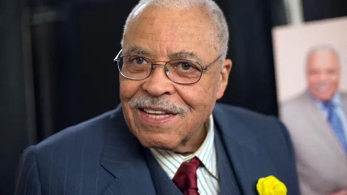 🚨LEGENDARY ACTOR JAMES EARL JONES, VOICE OF DARTH VADER, PASSES AWAY AT 93

James Earl Jones, the iconic actor known for his roles as Darth Vader in Star Wars and Mufasa in The Lion King, has died at his home in Dutchess County, NY.

Jones, a revered figure in both stage and