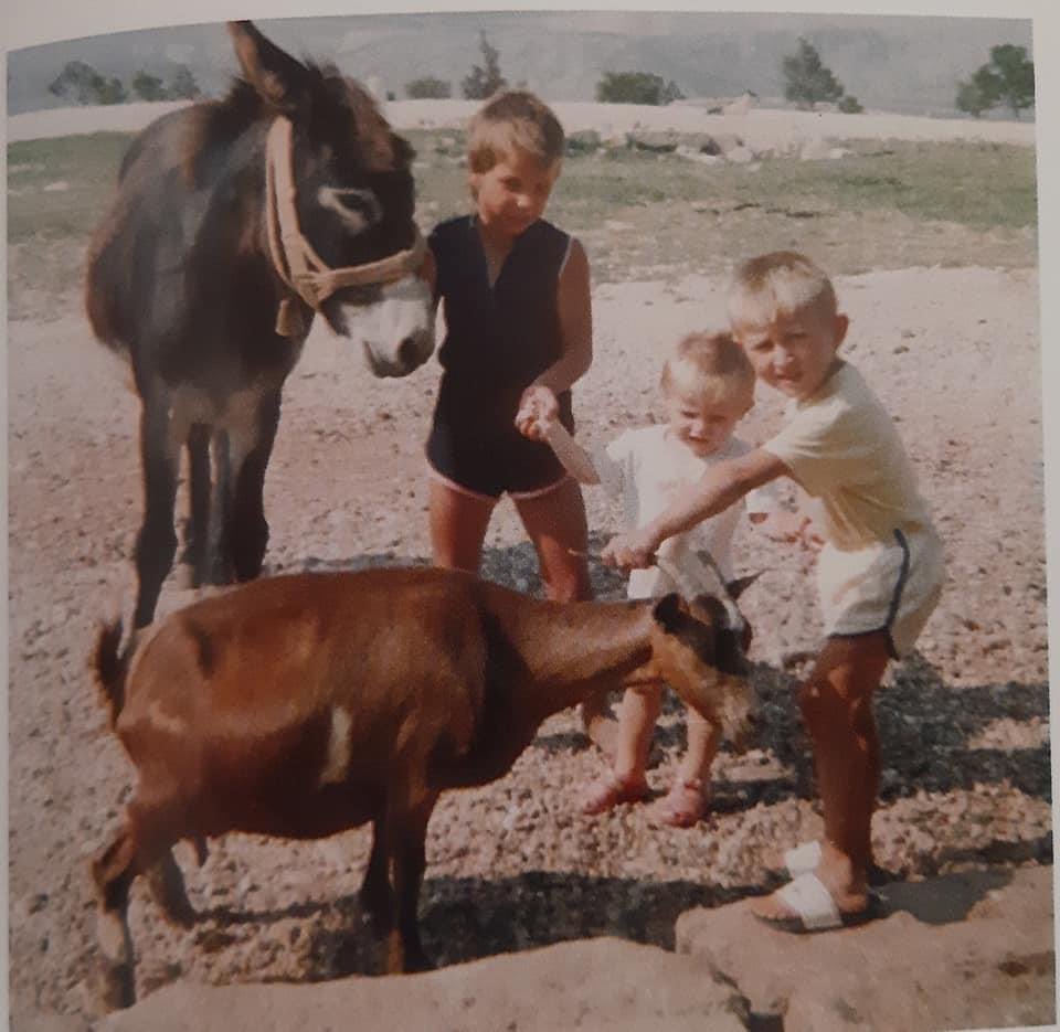 В ДР Модрича принесла фото именинника с козой,чтобы вы увидели этого веселого карапуза, который держит рог козы и не знает, что станет станет самым титулованным игроком Реала, получит Золотой Мяч,сыграет в финале Чемпионата Мира и вдохновит миллионы людей воплощать свои мечты⚽️❤️