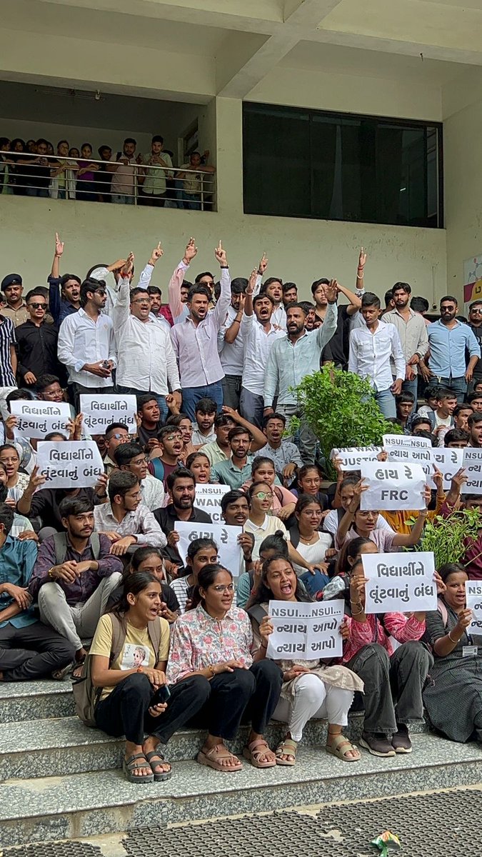 upendrasinh_h's tweet image. Day 2: આજ રોજ L J યુનિવર્સિટી દ્વારા ફી વધારો કરવામાં આવેલ જેનો વિરોધ કરવામાં આવ્યો અને જ્યા સુધિ ફી વધારો પાછો ખેચવામા નહિ આવે ત્યા સુધિ લડત ચાલુ રહેશે.....@HarpalSinhINC @IG_Gohil_ @IYC @shaktisinhgohil @IYCGujarat @RahulGandhi