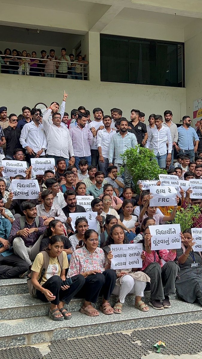 upendrasinh_h's tweet image. Day 2: આજ રોજ L J યુનિવર્સિટી દ્વારા ફી વધારો કરવામાં આવેલ જેનો વિરોધ કરવામાં આવ્યો અને જ્યા સુધિ ફી વધારો પાછો ખેચવામા નહિ આવે ત્યા સુધિ લડત ચાલુ રહેશે.....@HarpalSinhINC @IG_Gohil_ @IYC @shaktisinhgohil @IYCGujarat @RahulGandhi