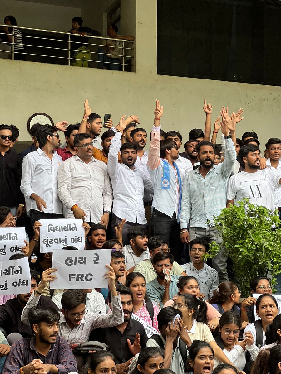 upendrasinh_h's tweet image. Day 2: આજ રોજ L J યુનિવર્સિટી દ્વારા ફી વધારો કરવામાં આવેલ જેનો વિરોધ કરવામાં આવ્યો અને જ્યા સુધિ ફી વધારો પાછો ખેચવામા નહિ આવે ત્યા સુધિ લડત ચાલુ રહેશે.....@HarpalSinhINC @IG_Gohil_ @IYC @shaktisinhgohil @IYCGujarat @RahulGandhi