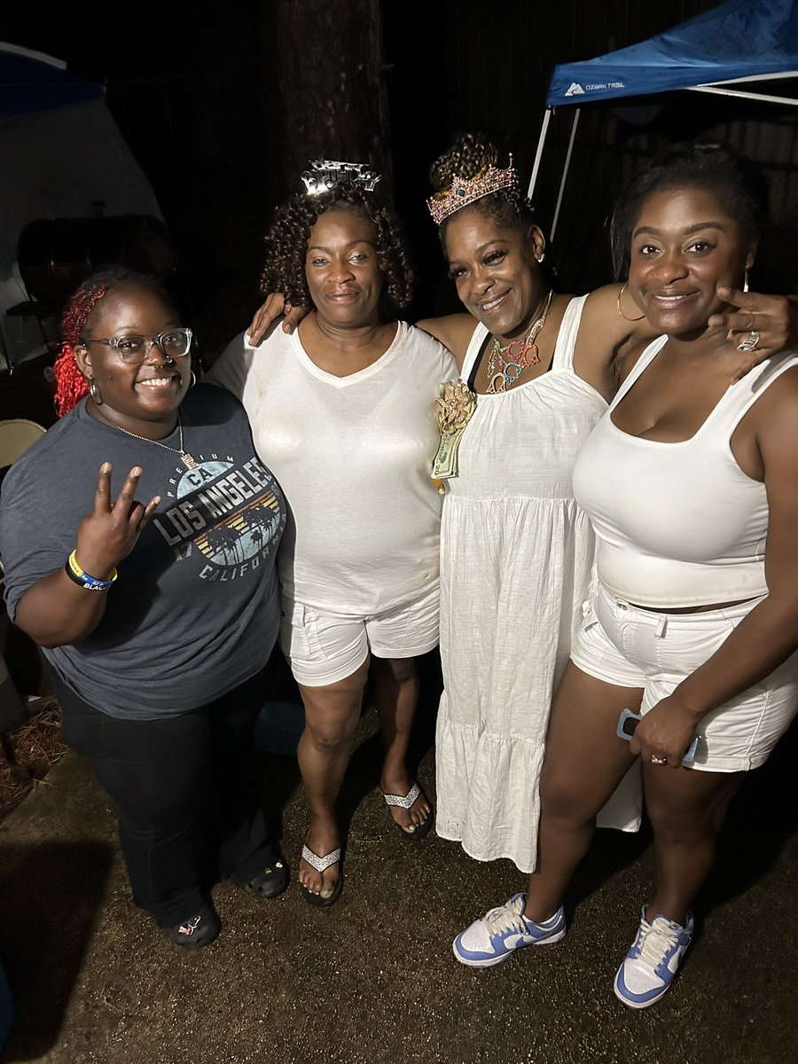 #LLBaΣesLoaded 🤞🏿💙💛 tweet media