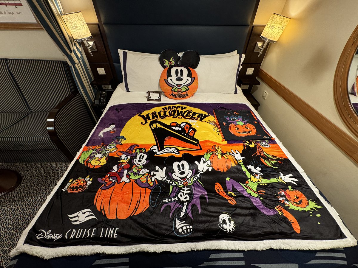 mouseclass's tweet photo. Halloween stateroom package on board the Disney Magic @DisneyCruise #DisneyMagic #HalloweenOnTheHighSeas https://t.co/SauAw6VLdb