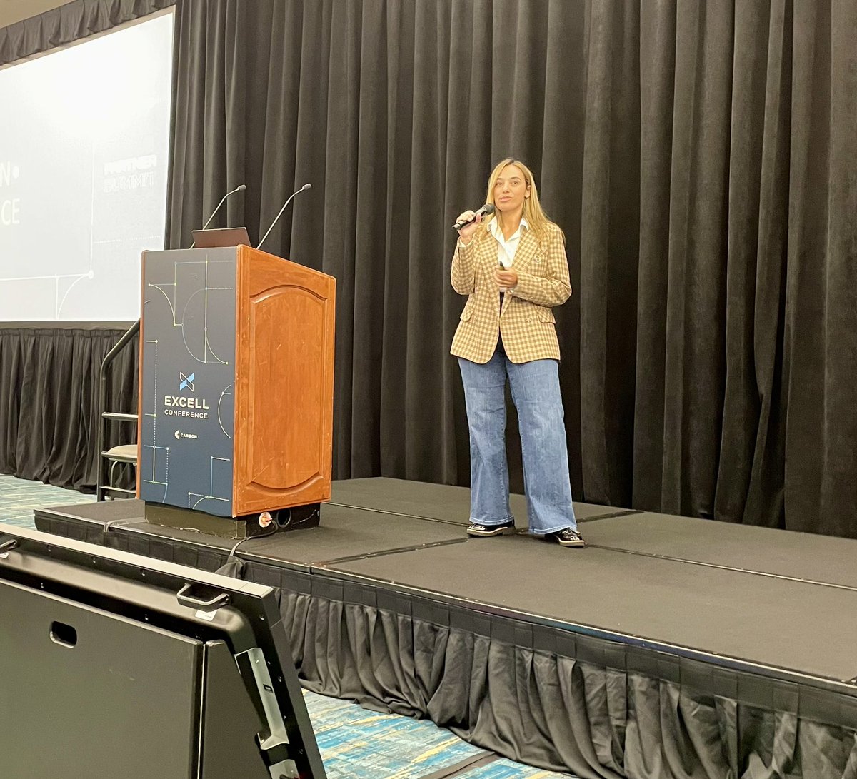 denisesprung's tweet image. You know you are in the right room at #Excell when it the event opens with the amazing Dani Fava @DaniFava_Carson