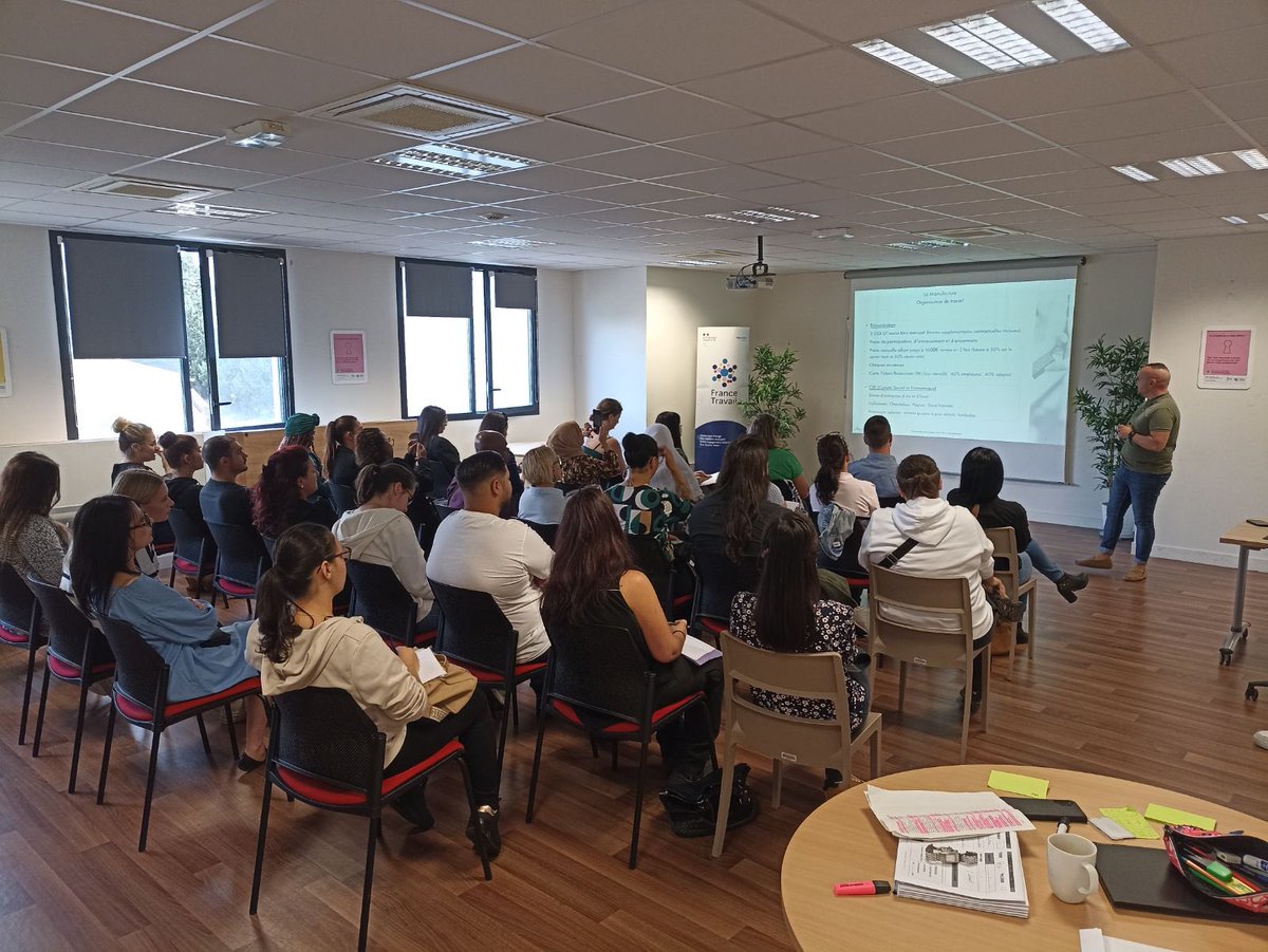 Confiance renouvelée 😊de la manufacture qui propose 14 postes de piqueurs en maroquinerie 🪡et préparation de coupe ✂️L’équipe MRS 👍accueillait aujourd’hui 41 candidats pour la dernière information collective du mois. Les personnes validées débuteront une POE à compter du 7/10.