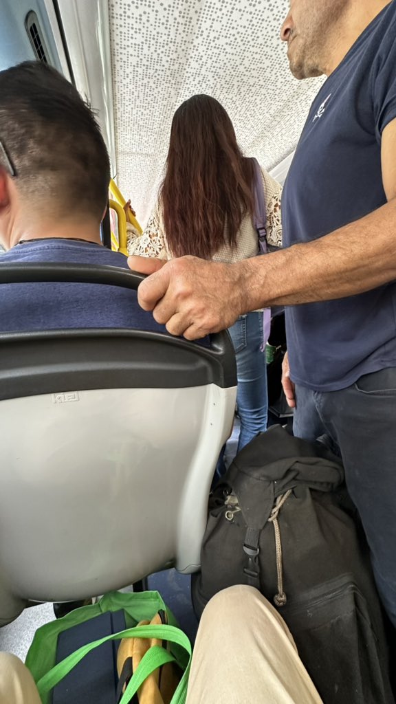 fury_iker's tweet photo. @MetrobusCDMX Y sus conductores ni al pendiente! Segundo piso gente de pie! Puede que no me afecte, pero si hay sobre peso, ahí si va estar el 🐕 detalle https://t.co/l5O2kCo858