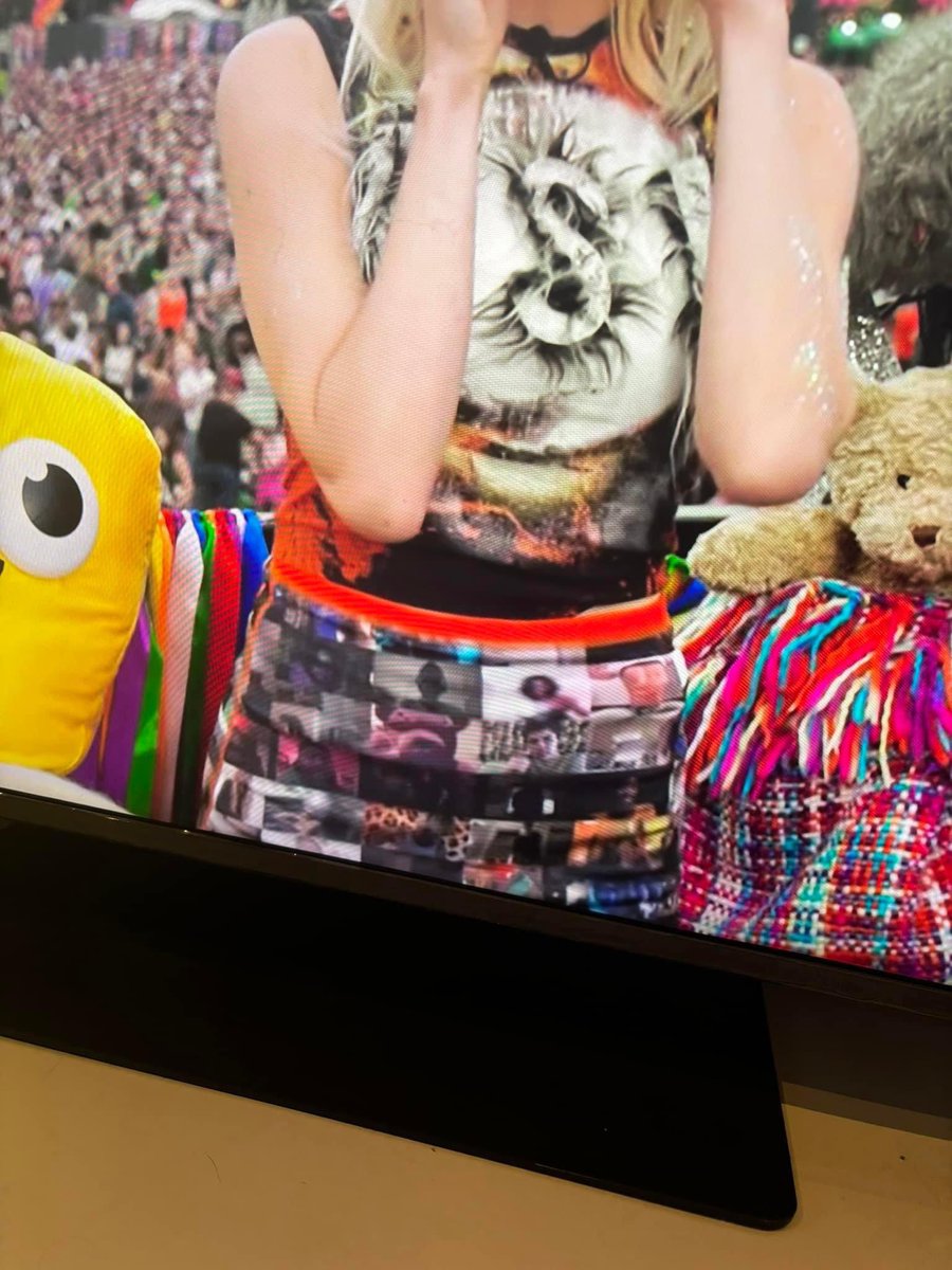 Interesting outfit choice from Pixie Lott for CBeebies Bedtime Stories, people flashing on webcams? 🤣🤪