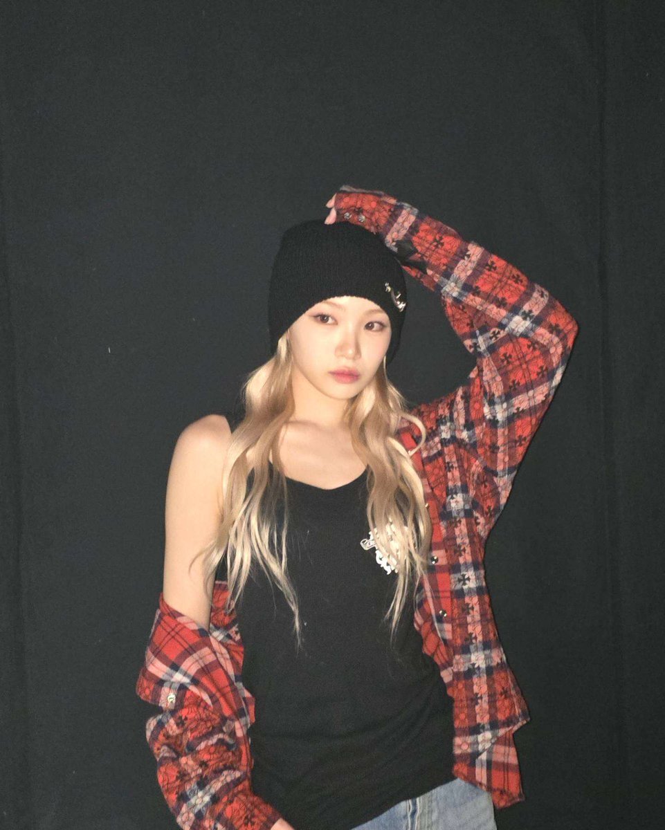 kimcaewhon's tweet photo. Rocking the mix of black and red to show off a bit of edge. https://t.co/MVerhIYzQK