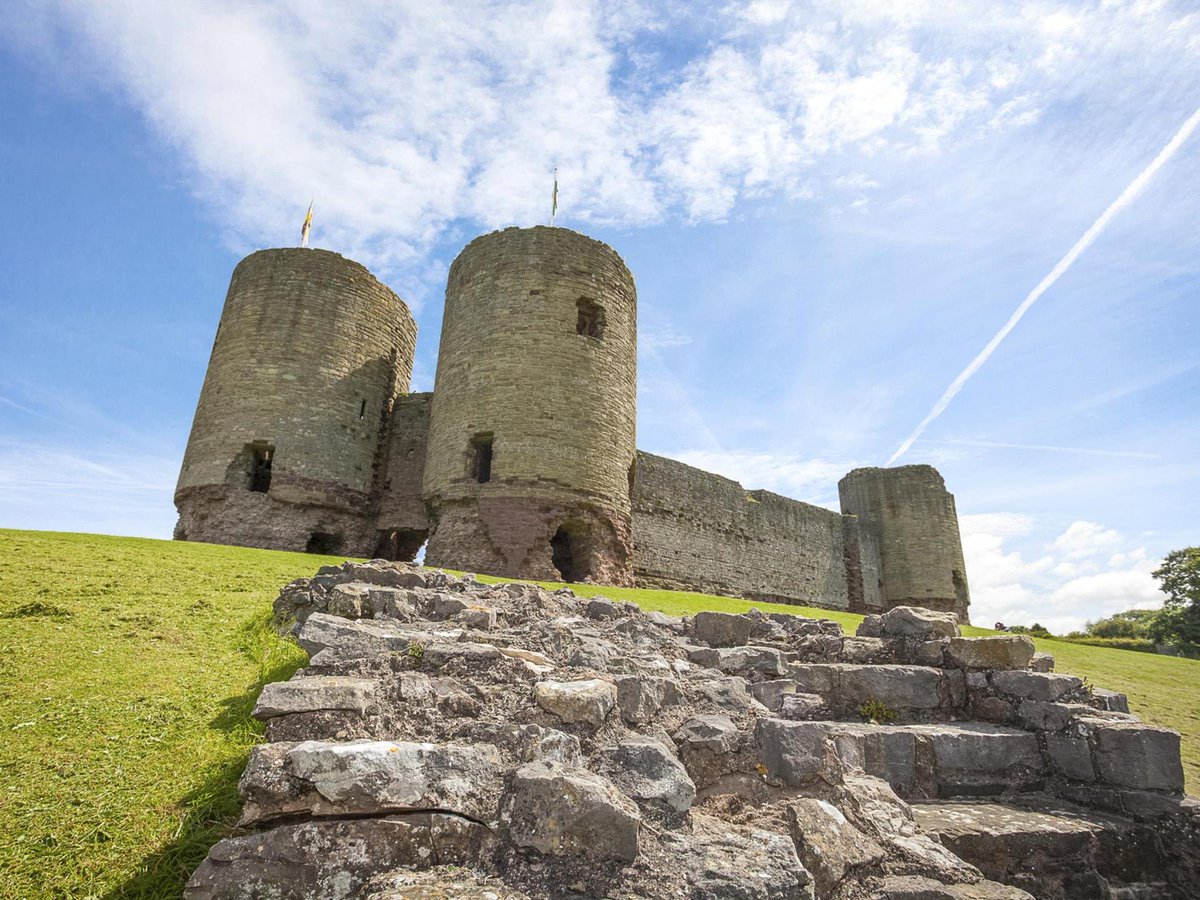 ExploreMyWay's tweet photo. | Rhuddlan Castle 🏴󠁧󠁢󠁷󠁬󠁳󠁿| 

Rhuddlan Castle is a castle located in Rhuddlan, Denbighshire, Wales. It was erected by Edward I in 1277, following the First Welsh War.

 #Rhuddlan #explore #castle #wales https://t.co/FYRRd8rvCK