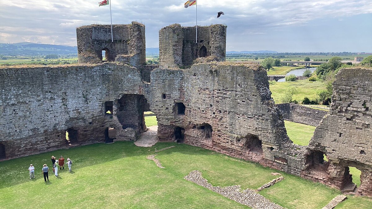 ExploreMyWay's tweet photo. | Rhuddlan Castle 🏴󠁧󠁢󠁷󠁬󠁳󠁿| 

Rhuddlan Castle is a castle located in Rhuddlan, Denbighshire, Wales. It was erected by Edward I in 1277, following the First Welsh War.

 #Rhuddlan #explore #castle #wales https://t.co/FYRRd8rvCK