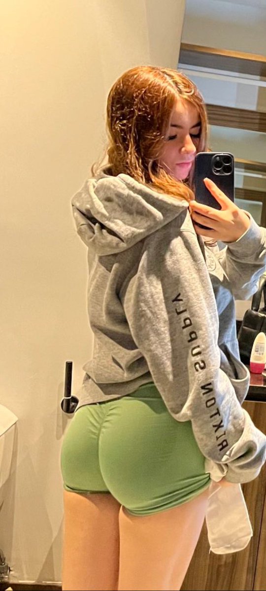 max306306's tweet photo. Le está haciendo efecto el gym a la @Abiglezzz https://t.co/XpsbjJlLPX
