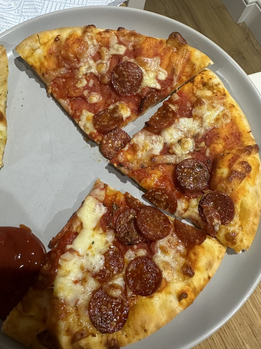 CRead159's tweet photo. @PizzaExpress are we rationing cheese these days? Woful lack of the most important ingredient! https://t.co/PeeLPFM6lu