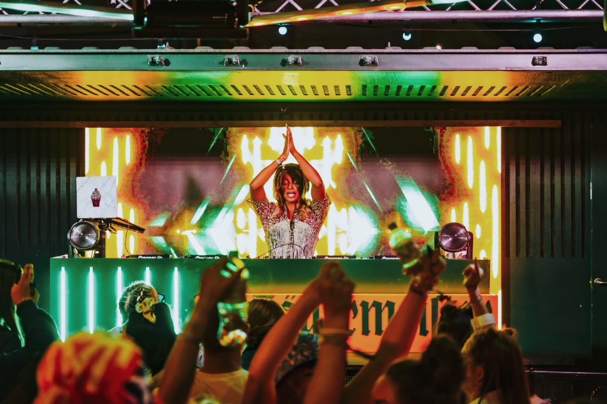 cuppymusic's tweet photo. Reading Festival- YOU owe ME nothing… Thank YOU for the ENERGY! ⚡️🎶 🔋 Sets like this remind me why I started DJing in the first place! 🧁#ToCuppyThisTune https://t.co/2clv0YM9IJ