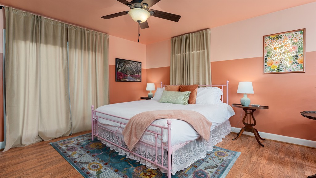 This might be one of the cutest Golightly interiors ever! 🍑  This haven for two in the heart of Wilmington, North Carolina harmonizes comfort and style for an unforgettable stay. 🩷  #WeGolightly

l8r.it/uFV1