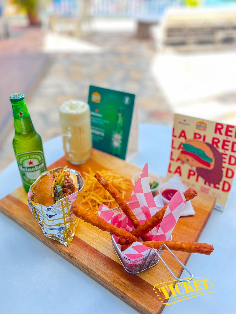 TICKETmaghaiti's tweet photo. Pour cette édition du Burger week-end, Sno-izz bar présente le MAD MAX Burger accompagné d’une limonade brésilienne! Ingrédients : bœuf haché smash garni de fromage, marmelade de bacon douce, savoureuse et épicée, accompagné de bâtonnets de manioc et servi avec un milkshake au citron. #tickettoupatou
.
.
🎥📸: @Marctimephotog1