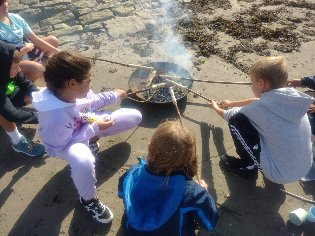 Future Bear Grylls in the making! Making our own fires and cooking bread (and a few marshmallows) over them at the beach. Now it's time for a little Murder Mystery to end the evening 🕵‍♂️🕵‍♀️